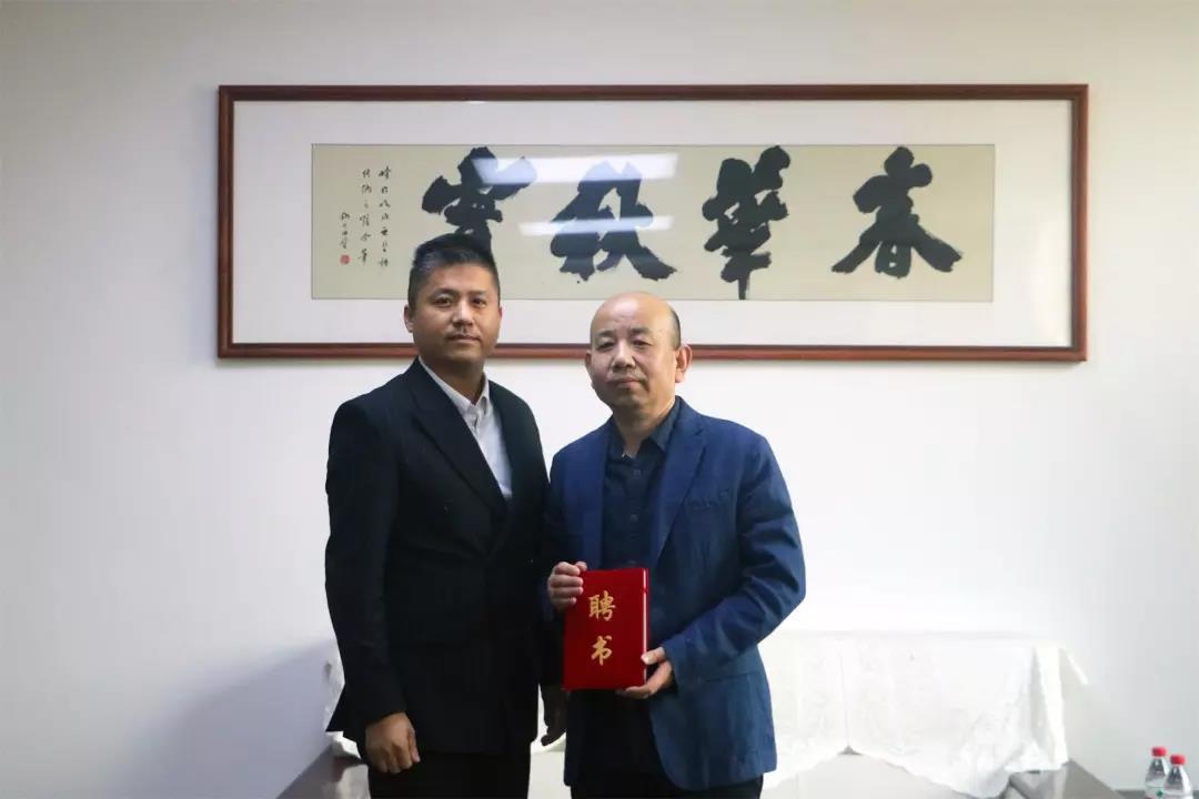 刘董事长为河北师范大学版画系主任、教授夏俊龙颁发聘书_美术专业