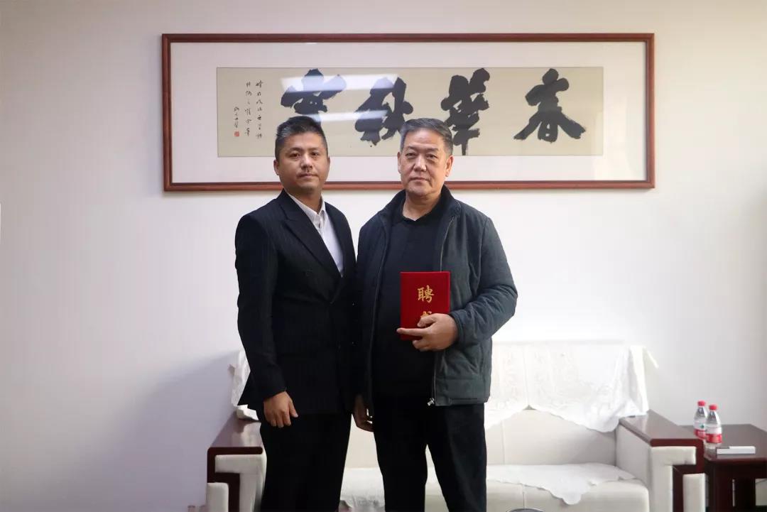 刘董事长为河北师范大学教授王杰斌颁发聘书