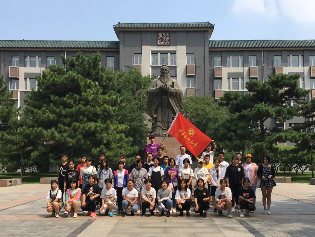 学生参观中国传媒大学