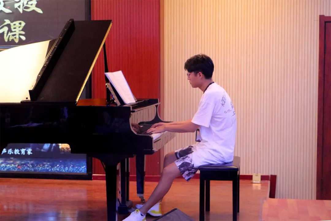 钢琴伴奏：华唐教育集团旗下盛世天音教师 孟泉羽