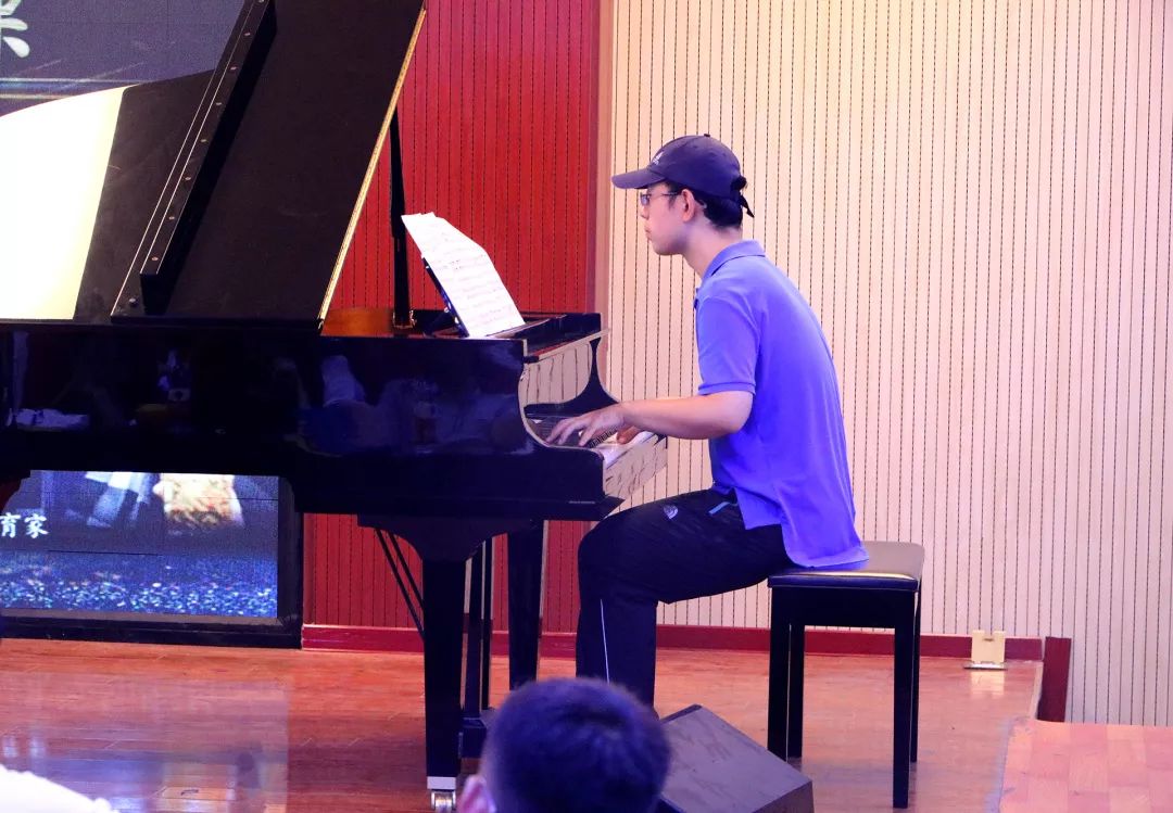 钢琴伴奏：华唐艺术高中钢琴教师 贾玏